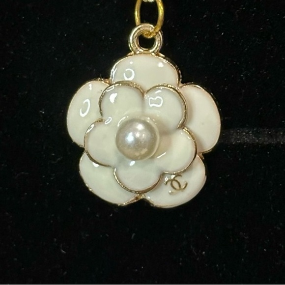 Chanel Flower Pearl CC Charm Zipper Pull NWOT - Picture 4 of 7